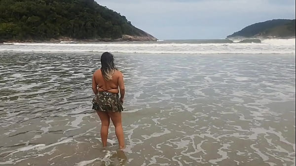 Achei famoso brinquedo na praia e fui logo oferecer a buceta