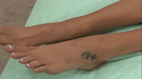 Addison Cain Is A Barefoot Maniac Who Loves Jizz