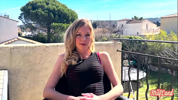 Aurbeauréal, blonde joviale, adore sucer des queues