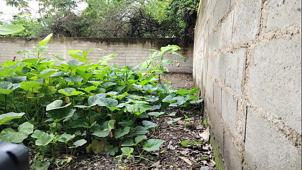 Casi nos descubren Follo a vecina mexicana al aire libre