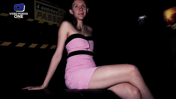 Cette jeune coquine de fait baiser dans un club échangiste.