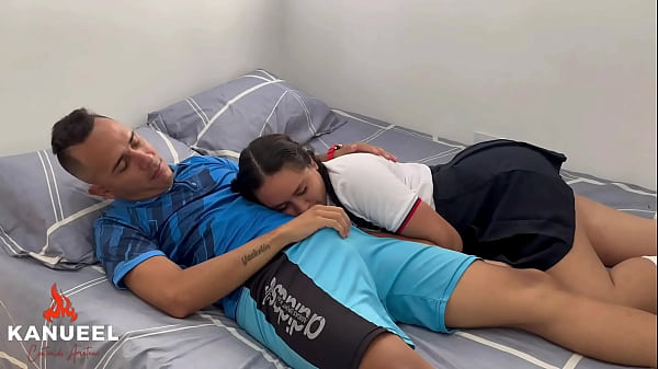 COLEGIALA GOLOSA LLEGA DE LA ESCUELA PARA CHUPAR LA VERGA DEL PERVERTIDO DE SU PADRASTRO