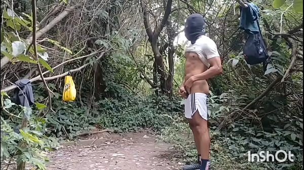 Depois que macetei cinco cuzinhos na trilha, surgiu esse playboyzinho e pediu pica, assitam