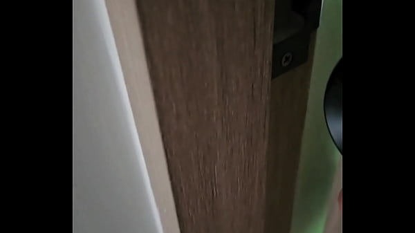 Descubro a mi hermanastra masturbándose y le presto una verga de verdad