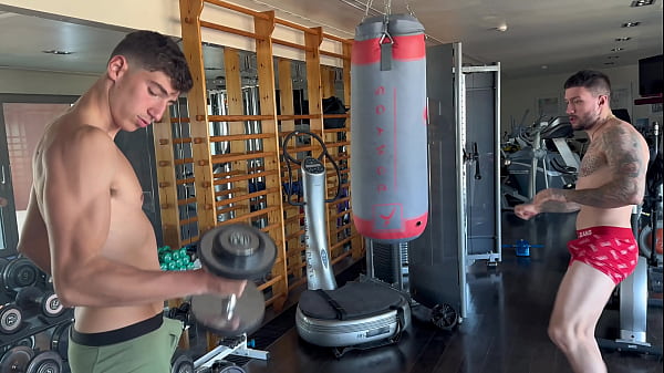 Doble penetración a Andrea Lux en el gimnasio