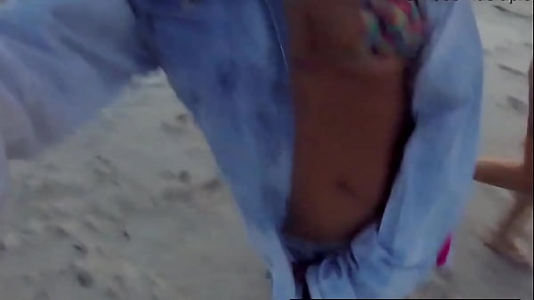 Duas safadas na praia de nudismo aprontando todas – Lady Milf – Pernocas