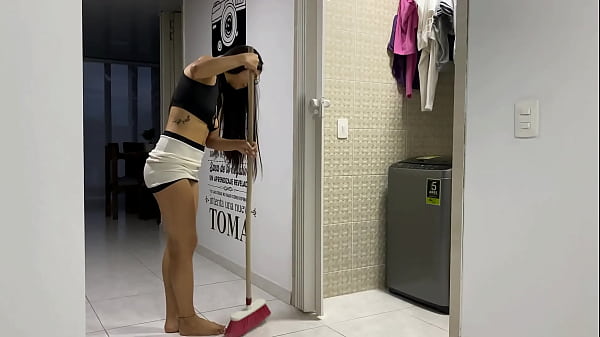 El esposo de mi amiga me folla duro en su casa!!