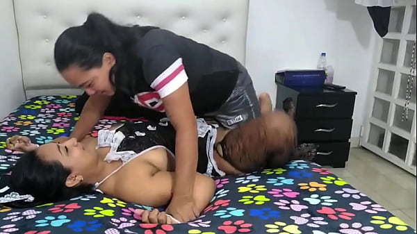 ENCUENTRO A LA EMPLEADA PEERVERTIDA EN LA HABITACION Y LE DOY UNA CHUPADA DE COÑO A CULO HASTA EL ORGASMO