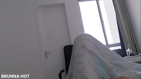 Enfiando um consolo na bucetinha melada deitada na cama ao acordar