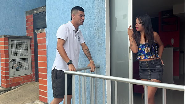 Entro a la casa de mi nueva vecina y, como bienvenida, le doy una gran follada sin que el cuernudo de su marido se dé cuenta.