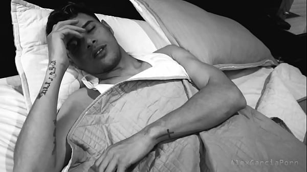 Escena caliente en blanco y negro – pareja joven venezolana le dan bien duro