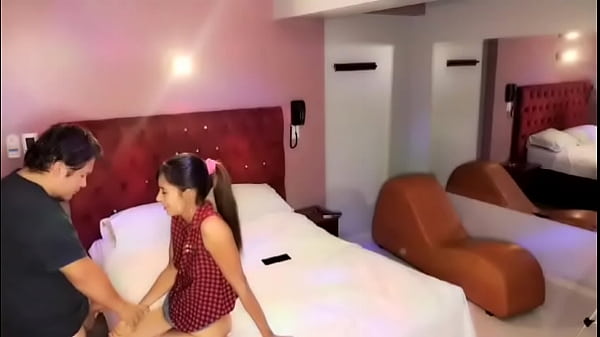 Espero a mi.novio para celebrarle su cumpleaños, pero esta muy ocupado para MÍ. DECEPCIONADA ME FOLLO A MI AMIGO, ¡DESPECHADA SE CORRE DENTRO DE MI!