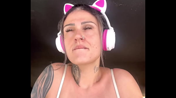 Fiquei com tanto tesao na academia que tirei os peitos pra fora !