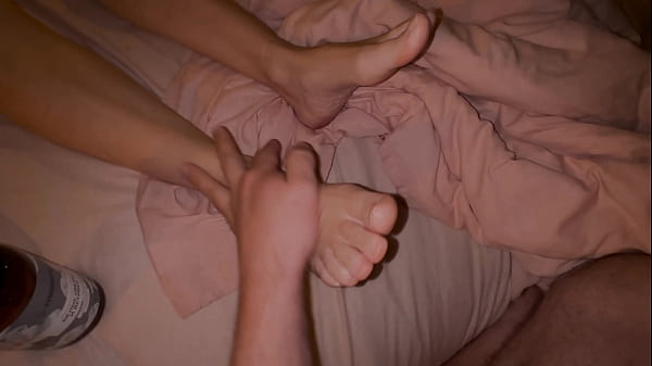HOW TO MAKE FEET MASSAGE FOR TEENAGE GIRL?