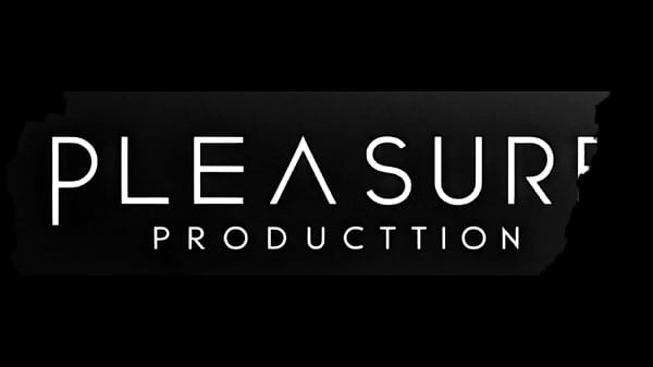 Jovem gostosa visitou a casa do seu professor .