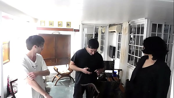 LA PAREJA NO PUDO PAGAR EL ALQUILER Y LA DUEÑA LES COBRA CON SEXO