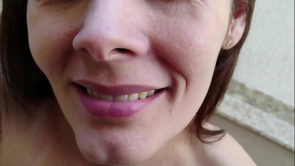 Linda coroa chupando pau com vontade e mostrando que as mulheres mais velhas são muito mais safadas