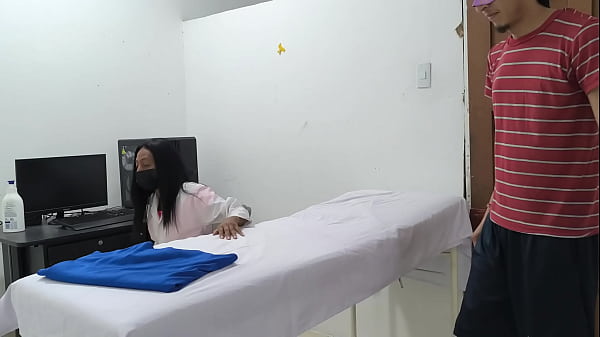 “Masaje Sensual: Mulata de 20 Años con Nalgas Perfectas Seduce en la Sala de Masajes”