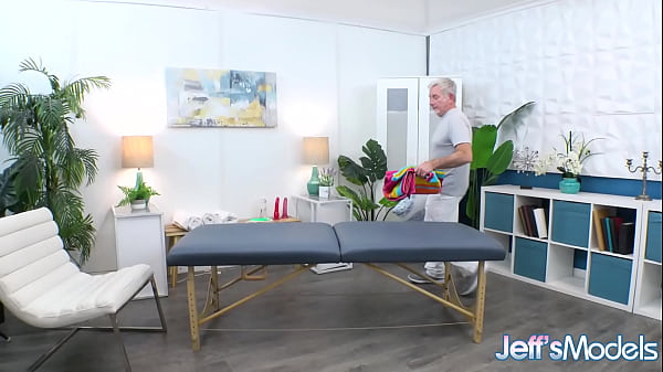 Masseur Knows How to Satiate Big and Lustful Mature Lady Lynn