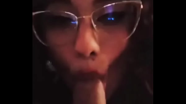 Me siento aburrida y le pido chupar la polla a mi esposo.