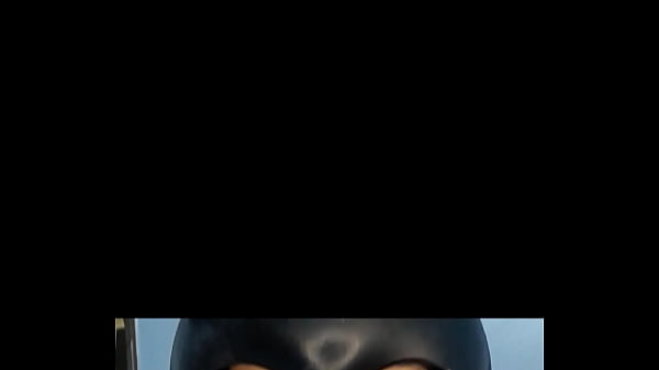 Me toco las tetas y me follo mi sucio coño para mi hermanastro Julio. Le pongo la polla dura y se masturba para mí.