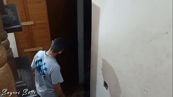 Meu primo ficou me espiando e me chantageou pra conseguir penetrar em mim