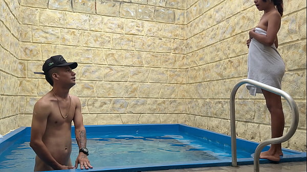 Mi hermanastra me sorprende metiendo mi pene en la tubería de la piscina eso la excita quiere que la folle.