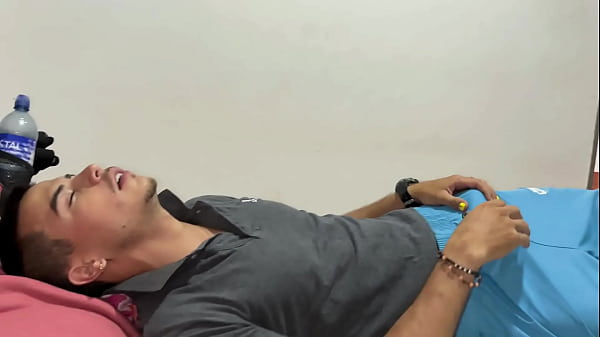 Mi hijastro llega caliente de su fiesta y quiere que lo folle duro