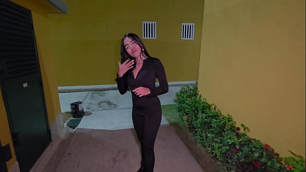 Mi vecina me tocó el pene en la calle y eso me hizo sentir vergüenza – después de eso fuimos a mi apartamento a follar