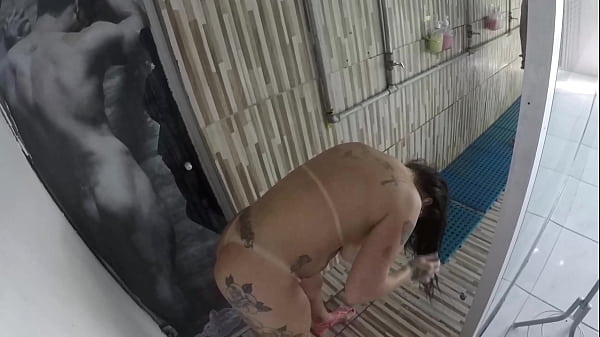 Milf com uma coca cola 600 enterrada no cu