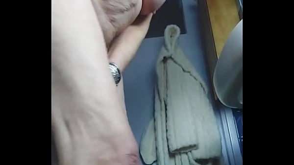 Oma neukt harige kut met komkommer