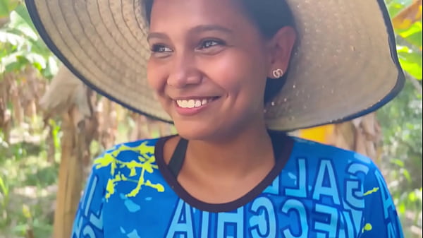 PERVERTIDO EN MOTO SE APROVECHA DE LA INOCENCIA DE UNA CAMPESINA EN LA CARRETERA Y ACABA CON SU SUCIA VERGA SUDADA EN LA BOCA HASTA EYACULAR