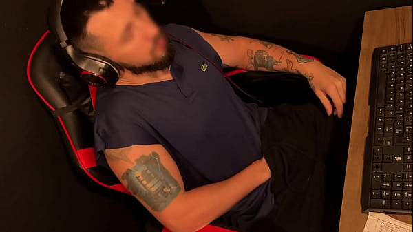 Punheta GOZANDO forte na cadeira gamer – filmado de cima no sigilo