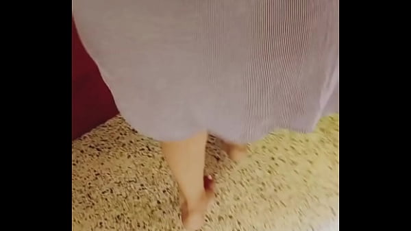 Veo a mi cuñada masturbándose con un consolador muy grueso, teniendo varios orgasmos y con el coño hinchado y agarro su dildo y me lo meto tambien en mi coño