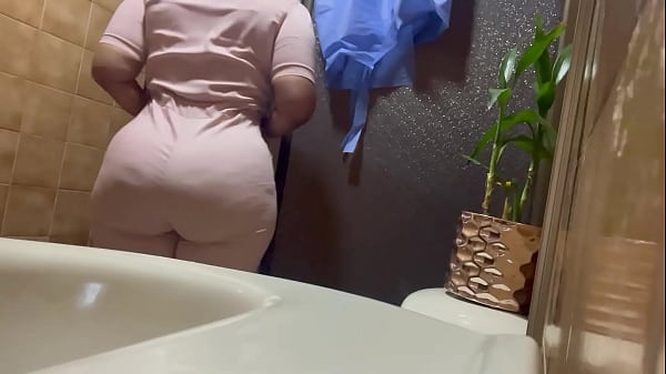Camara graba hermosos chorros en el baño de la clinica