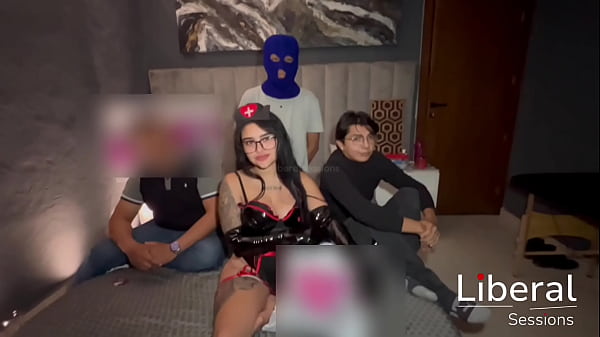 Enfermera sexy cura a 3 pacientes sacándoles la leche