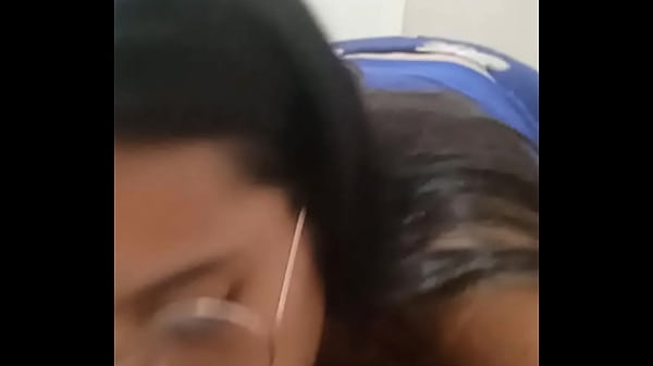 Jovencita con lentes disfruta follar con su profesor