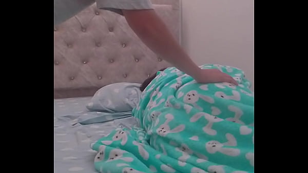 Llegó a casa de mi novia y la encuentro muy provocativa sexo real casero entre dos novias cachonda