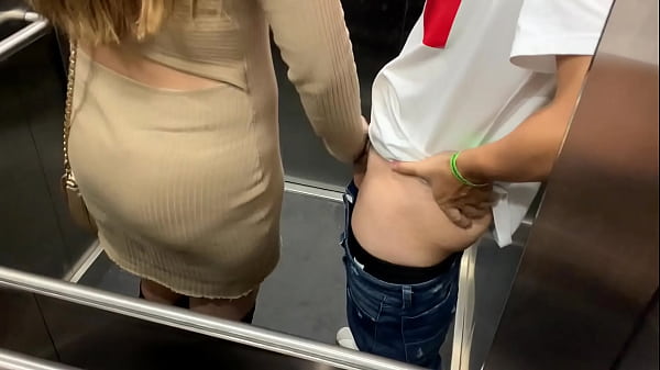 Sexo público en el ascensor después de la fiesta con mi amiga. Nos descubren!