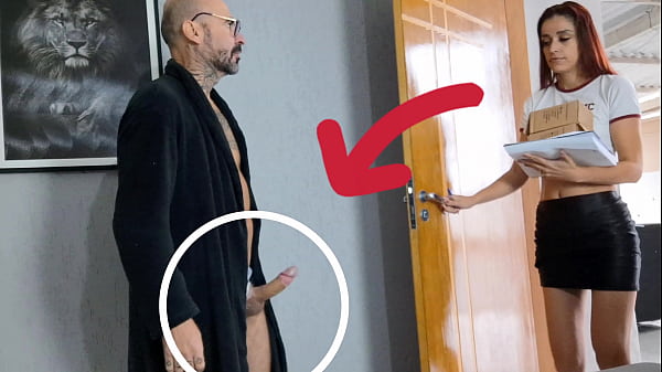 vovo pervertido recebe entregadora com pau de fora!
